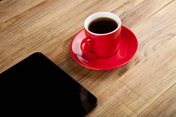 Zwarte tablet Pc en koffiekopje — Stockfoto
