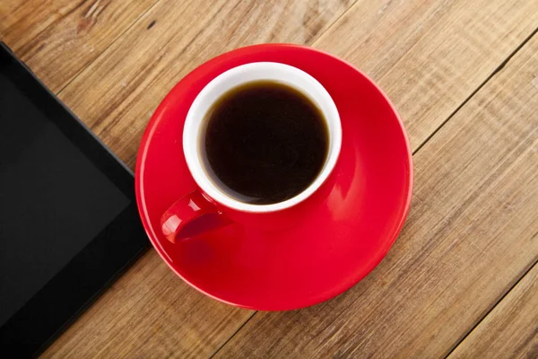 Tabletă neagră PC și cafea Cupa — Fotografie, imagine de stoc