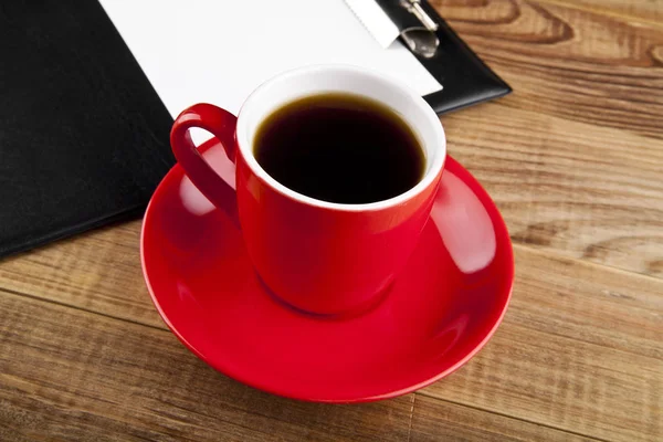 Placa clipe em branco e xícara de café — Fotografia de Stock
