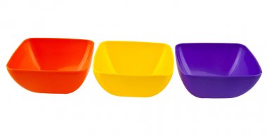 Beyaz arka plan üzerinde Plastik tabaklar