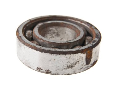 Beyaz arka plan üzerinde taşıyan 