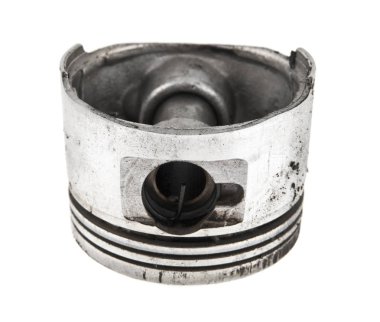 Beyaz arka plan üzerinde eski piston 