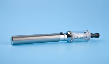 mavi bir arka plan üzerinde elektronik sigara