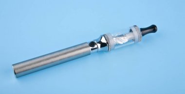 mavi bir arka plan üzerinde elektronik sigara