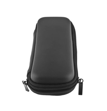 Beyaz arka planda siyah çantası 