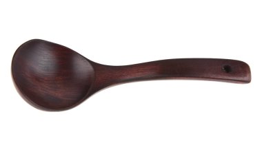 Beyaz arkaplanda tahta kaşık 