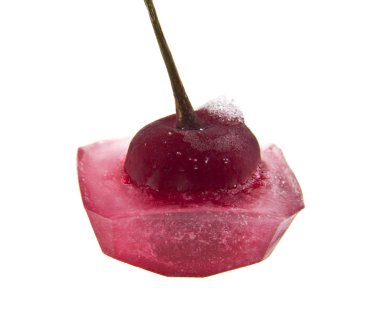 Kırmızı Kiraz buzun içinde olduğunu