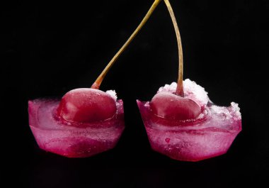 Kırmızı Kiraz buzun içinde olduğunu