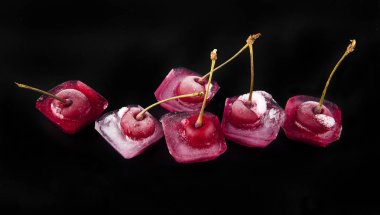 Kırmızı Kiraz buzun içinde olduğunu