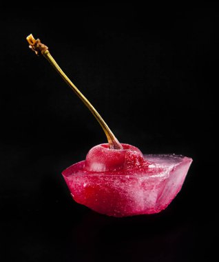 Kırmızı Kiraz buzun içinde olduğunu