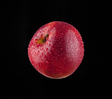 su damlaları içinde kırmızı elma