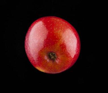 Siyah arkaplanda kırmızı elma 
