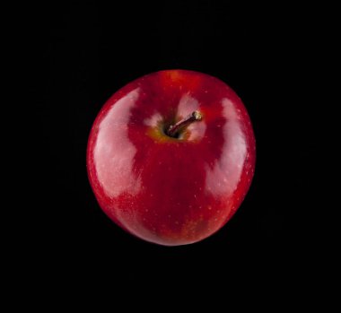 Siyah arkaplanda kırmızı elma 