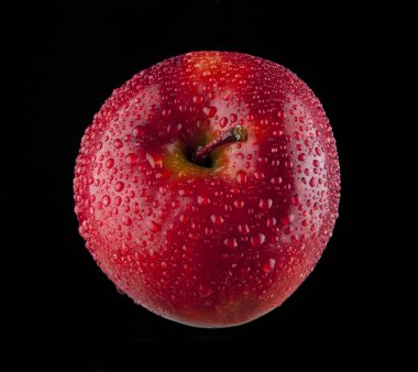 su damlaları içinde kırmızı elma