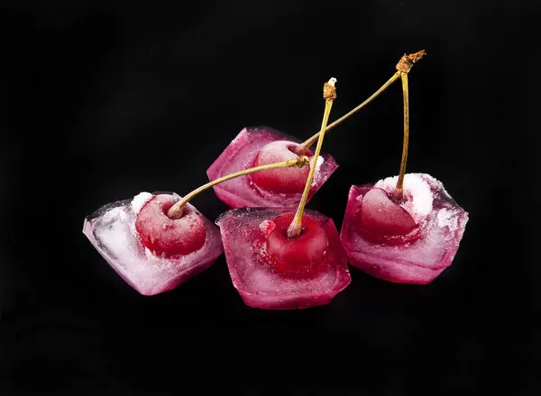 Cereza roja está en el hielo — Foto de Stock