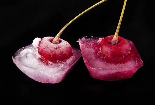 Röda cherry är i is — Stockfoto