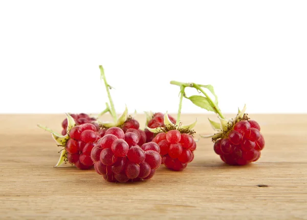 Himbeeren auf weißem Hintergrund — Stockfoto