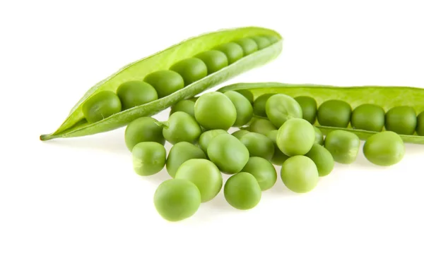 Grüne Erbsen auf weißem Hintergrund — Stockfoto
