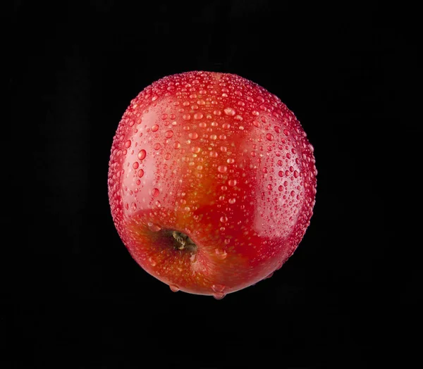 Manzana roja en gotas — Foto de Stock