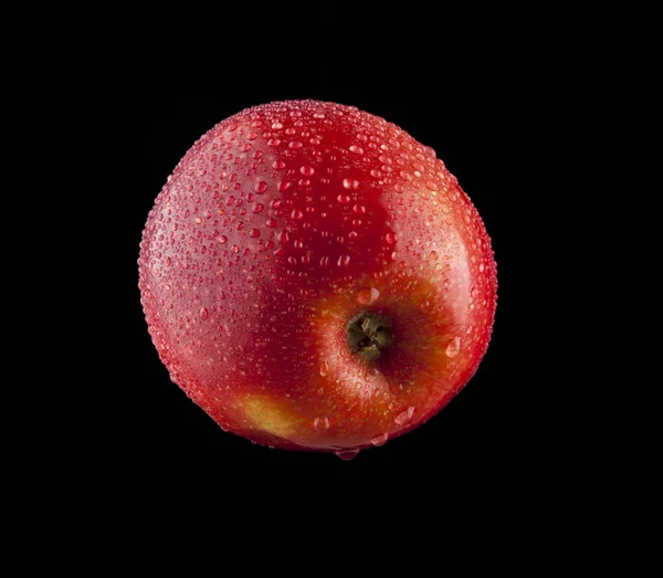 Roter Apfel in Wassertropfen — Stockfoto