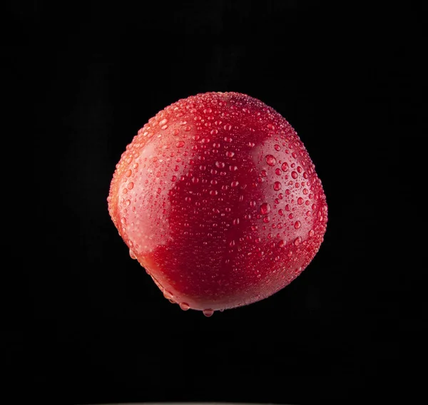 Maçã vermelha em gotas de água — Fotografia de Stock