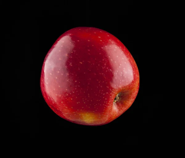 Rode appel op zwarte achtergrond — Stockfoto