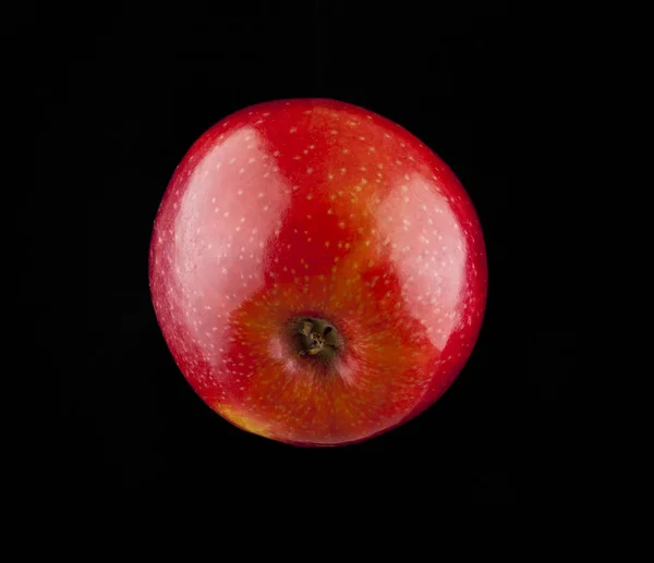 Manzana roja sobre fondo negro —  Fotos de Stock