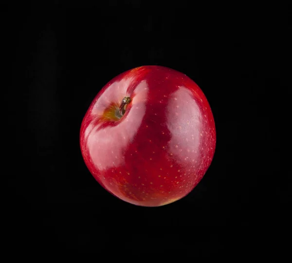 Manzana roja sobre fondo negro —  Fotos de Stock