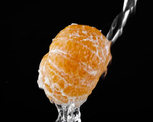 Laranjas em gotas de água — Fotografia de Stock