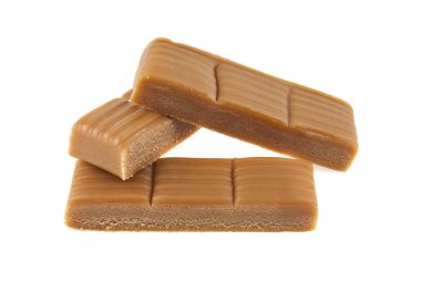 beyaz zemin üzerine karamel