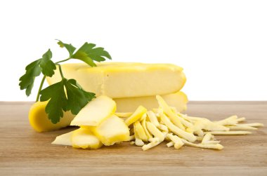 Beyaz arkaplanda izole edilmiş peynir 