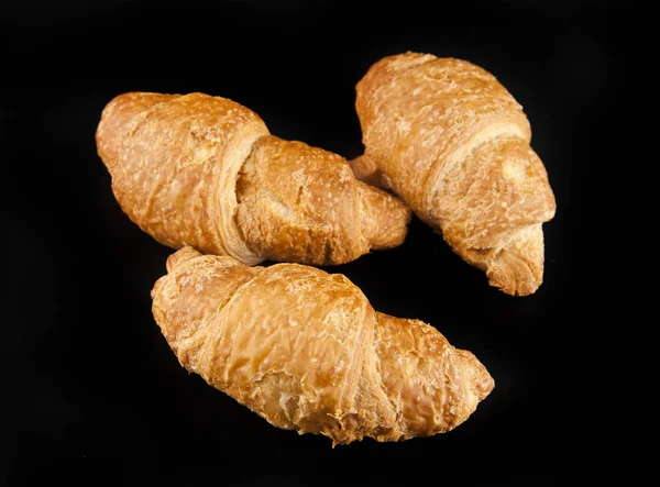 Croissants em fundo preto — Fotografia de Stock