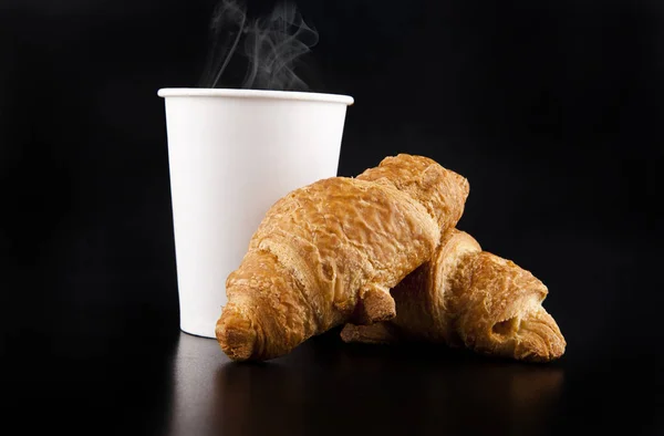 Taza de café y croissant —  Fotos de Stock