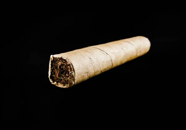 Cigarro sobre fondo negro —  Fotos de Stock