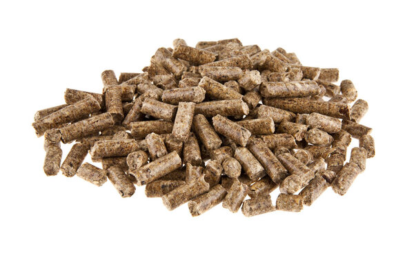 Гранулированный корм на белом фоне
