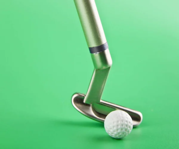 Putter e bola de golfe — Fotografia de Stock