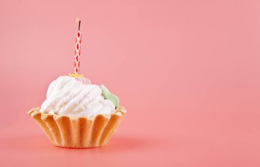 pasta pembe arka plan üzerinde