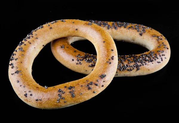 Siyah arkaplanda simit — Stok fotoğraf