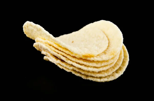 Chips på svart bakgrund — Stockfoto