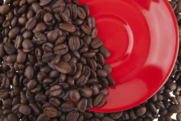 Grãos de café e xícara vermelha — Fotografia de Stock