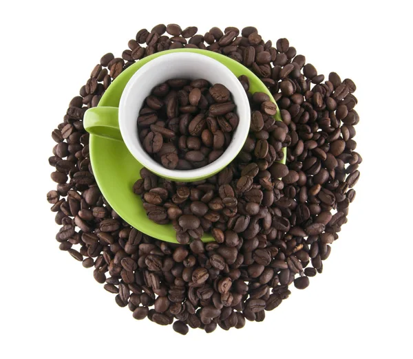 Зерна кофе и зеленая чашка — стоковое фото