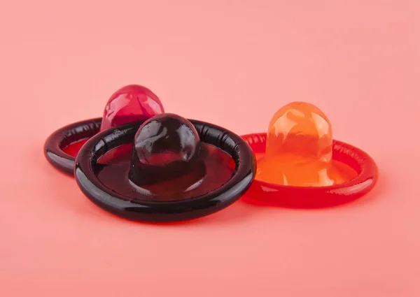 Kondom på rosa bakgrund närbild — Stockfoto