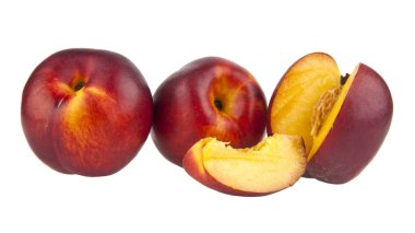 beyaz arkaplanda şeftaliler