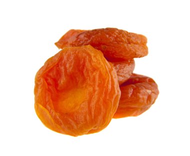 Beyaz arkaplanda kurumuş kayısılar