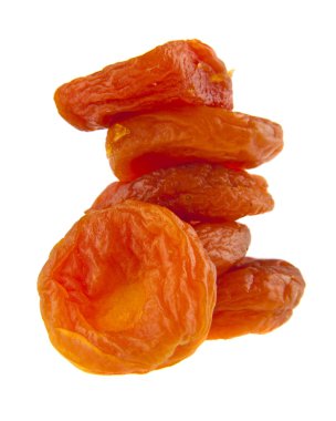 Beyaz arkaplanda kurumuş kayısılar