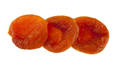 Beyaz arkaplanda kurumuş kayısılar