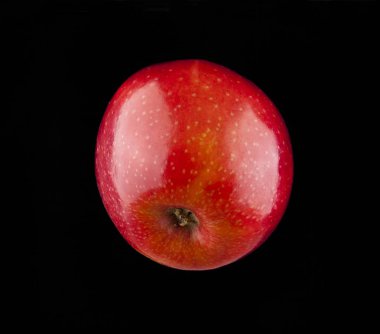 siyah arka plan üzerinde kırmızı elma