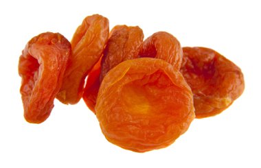 Beyaz arkaplanda kurumuş kayısılar