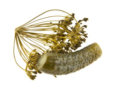 Beyaz arka planda salatalık turşusu