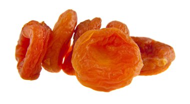 Beyaz arkaplanda kurumuş kayısılar